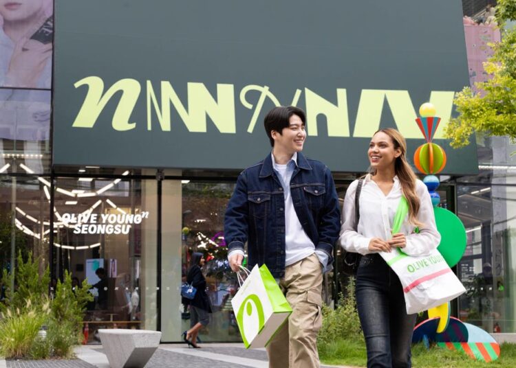 명동은 지금 ‘올영’ 열풍!올리브영 외국인 마케팅의 정석
